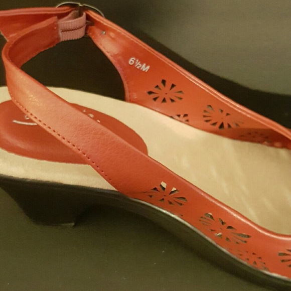 Easy Street Comfort Wave Red Sandals size 6.5 - Picture 6 of 8